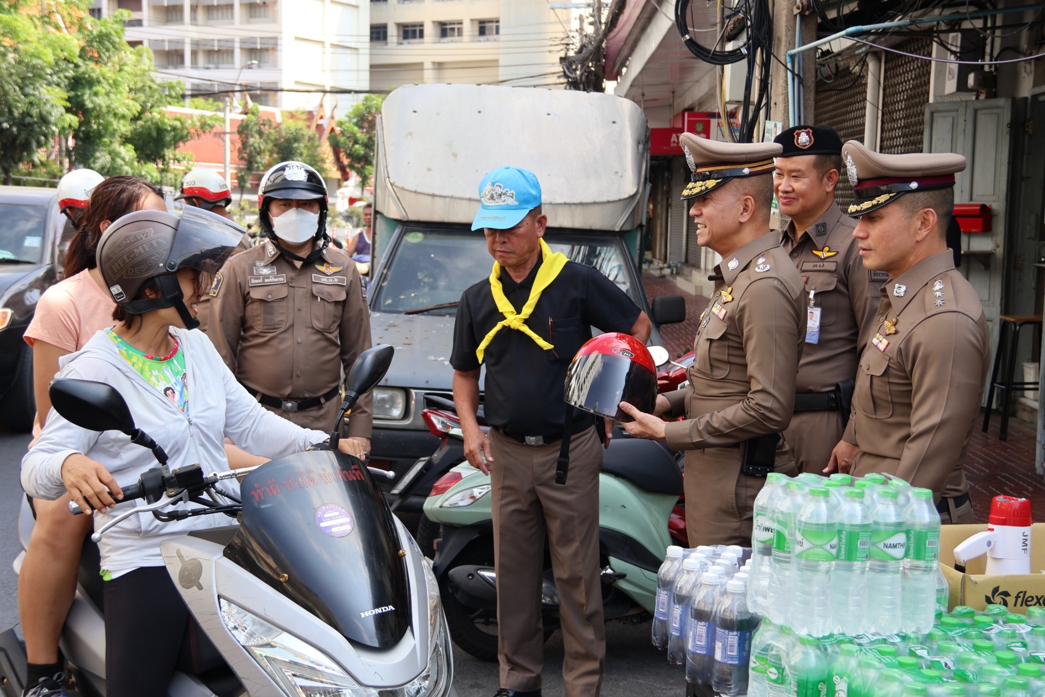 ผบก.น.6 ตรวจเยี่ยมจุดบริการประชาชน สน.จักรวรรดิ แจกหมวกกันน็อก "พิทักษ์ภัยทางถนน" ย้ำเล่นน้ำวิถีไทย-ไม่ล่วงละเมิดทางเพศ