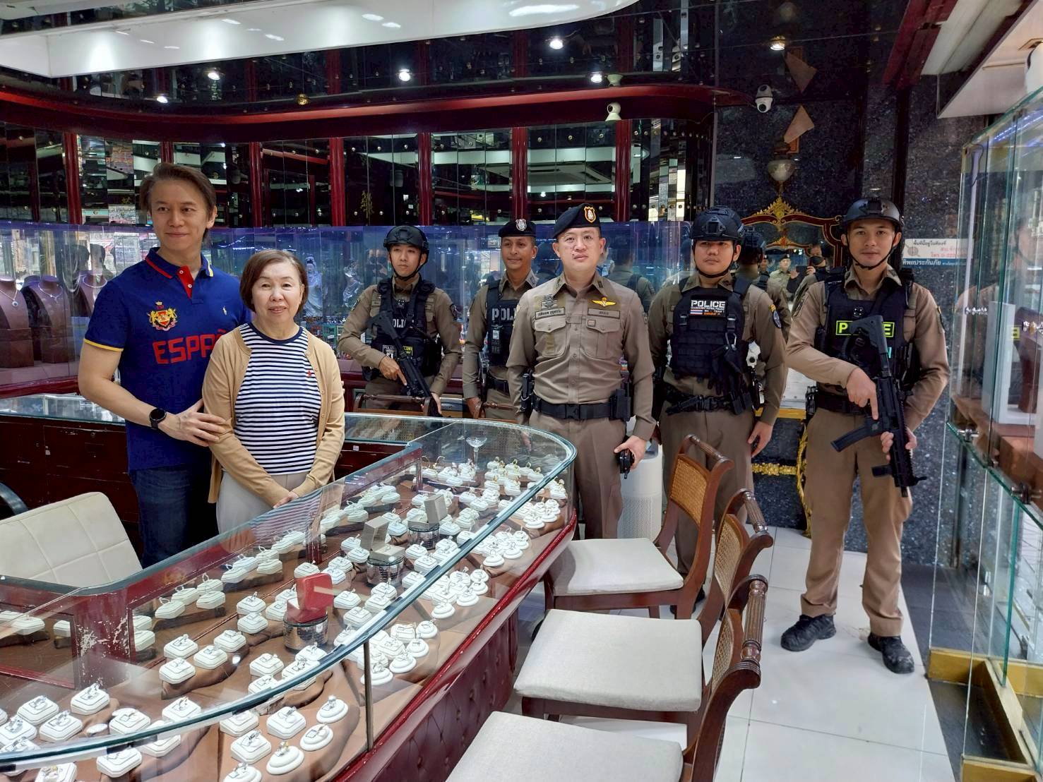 โชว์เข้ม! ส่งชุด 'MPB Basic S.W.A.T.' ปูพรมตรวจร้านทอง-เพชร ถนนเจริญกรุง-จักรวรรดิ ป้องเหตุร้าย