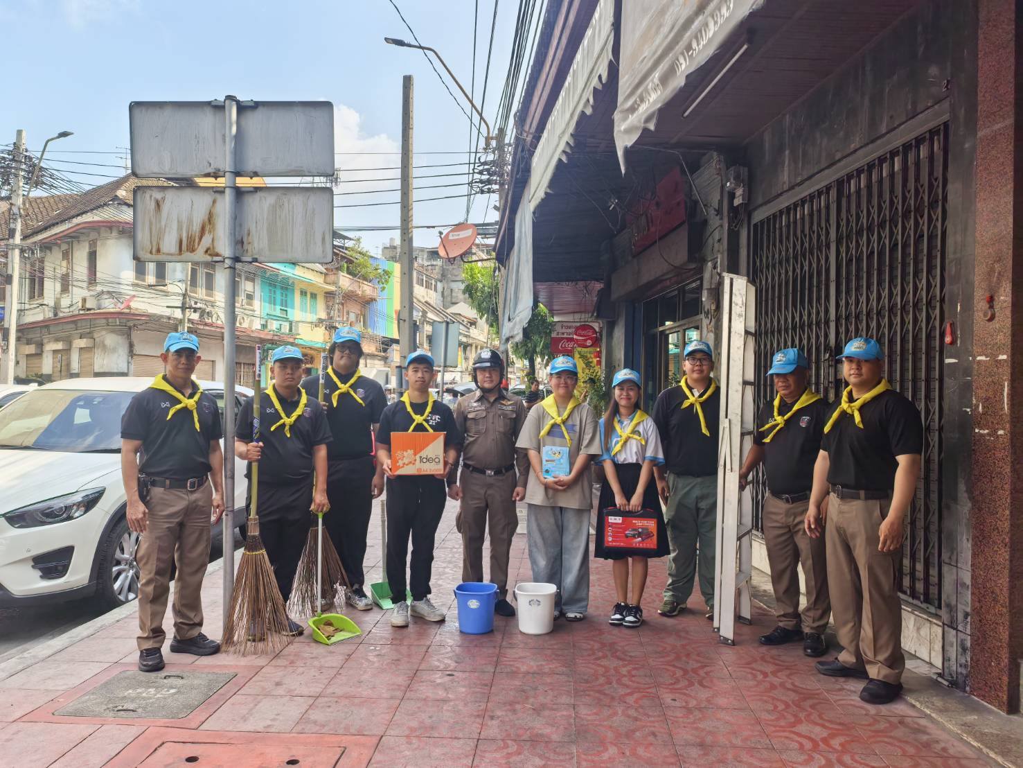 นำกำลังพลจิตอาสาบิ๊กคลีนนิ่ง "สะพานลอยบพิตรพิมุข-ป้ายจราจร" พร้อมจัดชุดอุปกรณ์ฉุกเฉินช่วยชาวบ้านช่วงสงกรานต์