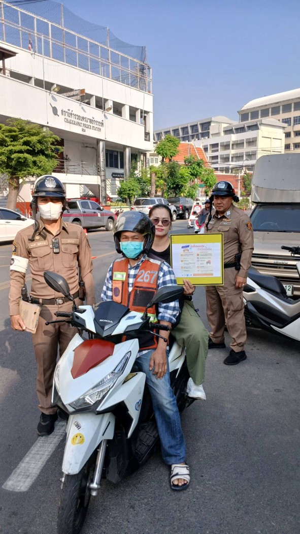 จราจรจักรวรรดิรับปีใหม่! สว.จร. นำทีมตั้งจุดกวดขันควบคู่ประชาสัมพันธ์วินัยจราจร มุ่งสร้าง "ขับขี่ปลอดภัย" เติมความอุ่นใจให้ผู้ใช้ถนนรับวันแรกของปี