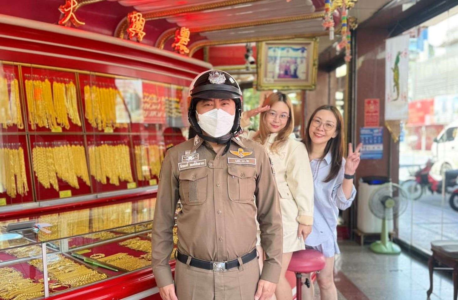 จราจรจักรวรรดิคุมเข้มพื้นที่เศรษฐกิจ! รอง ผกก.จร. นำทีมเดินสายตรวจเสริมธนาคาร-ร้านทองย่านสัมพันธวงศ์ ตัดวงจรอาชญากรรม-สร้างความมั่นใจร้านค้า