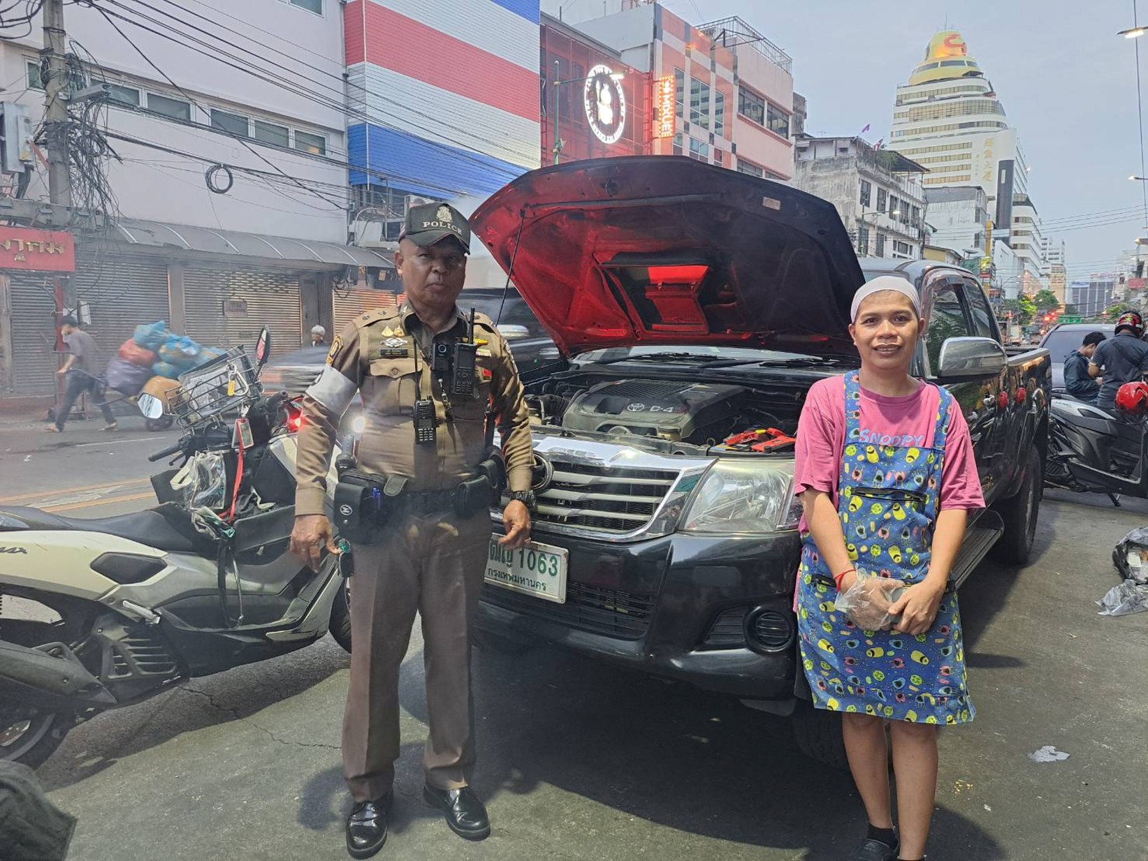 สุภาพบุรุษจราจรจักรวรรดิพึ่งได้! ร.ต.ท.เสรี รุดช่วยชาวบ้านรถแบตเตอรี่หมดกลางถนนราชวงศ์ พ่วงไฟจนติดเดินทางต่อปลอดภัย