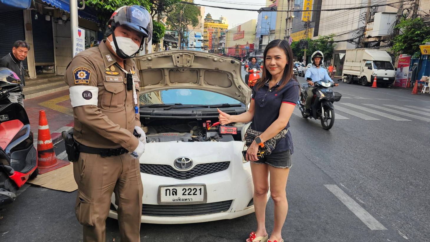 สุภาพบุรุษจราจรจักรวรรดิพึ่งได้เสมอ! ร.ต.ท.ไสว รุดช่วยชาวบ้านรถแบตเตอรี่หมดกลางถนนเยาวราช พ่วงไฟจนติดเดินทางต่อปลอดภัย