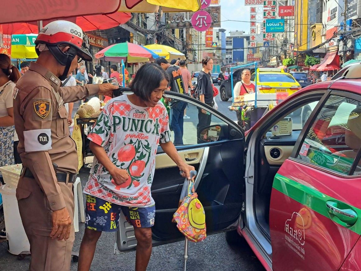 สุภาพบุรุษจราจรจักรวรรดิหัวใจบริการ! ร.ต.ท.สิทธิเดช รุดช่วยผู้พิการสัญจรปลอดภัยกลางถนนเยาวราช ย้ำภาพลักษณ์ตำรวจพึ่งได้ของประชาชน