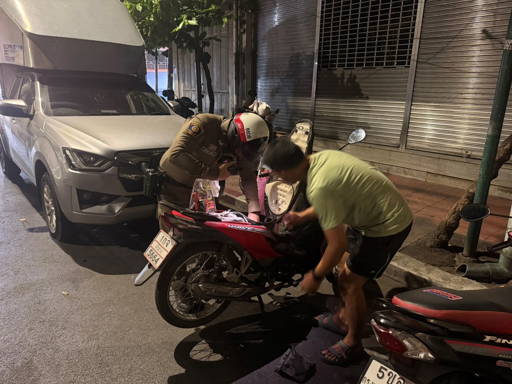 สุภาพบุรุษจราจรจักรวรรดิพึ่งได้! ส.ต.ท.สิริราชย์ รุดช่วยประชาชนรถจักรยานยนต์แบตหมด แยกเยาวราช-ราชวงศ์ แก้ไขจนเดินทางต่อปลอดภัย