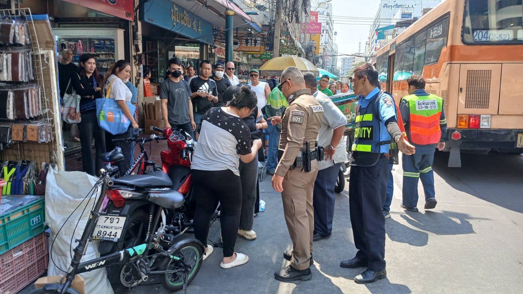 จราจรจักรวรรดิฮีโร่! ร.ต.อ.ตระกูล นำทีมจราจรโชว์ไหวพริบเด็ดขาด วิ่งไล่กวดรวบคาหนังคาเขาคนร้ายวิ่งราวสร้อยทองย่านสัมพันธวงศ์