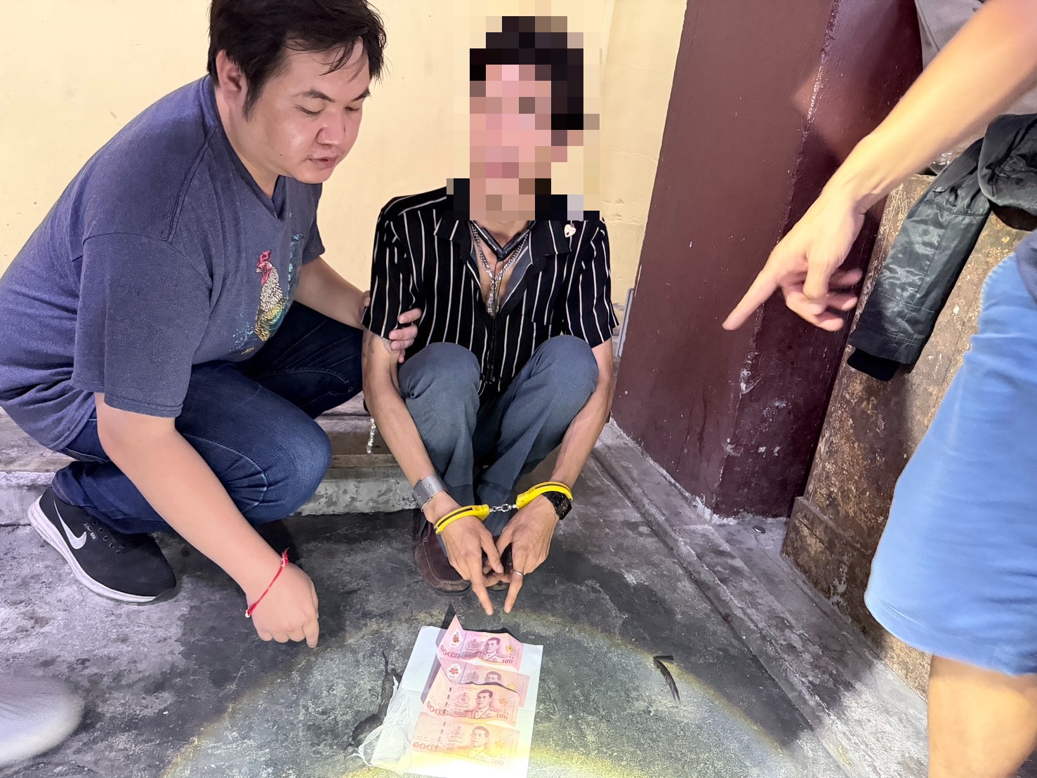 เกาหัวส่งสัญญาณชาร์จ! สืบ สน.จักรวรรดิ แฝงตัวล่อซื้อผ่านเฟซบุ๊ก รวบ "เบียร์ หนองคาย" คาลานจอดรถวัดชัยภูมิการาม ยึดไอซ์-เงินล่อซื้อ