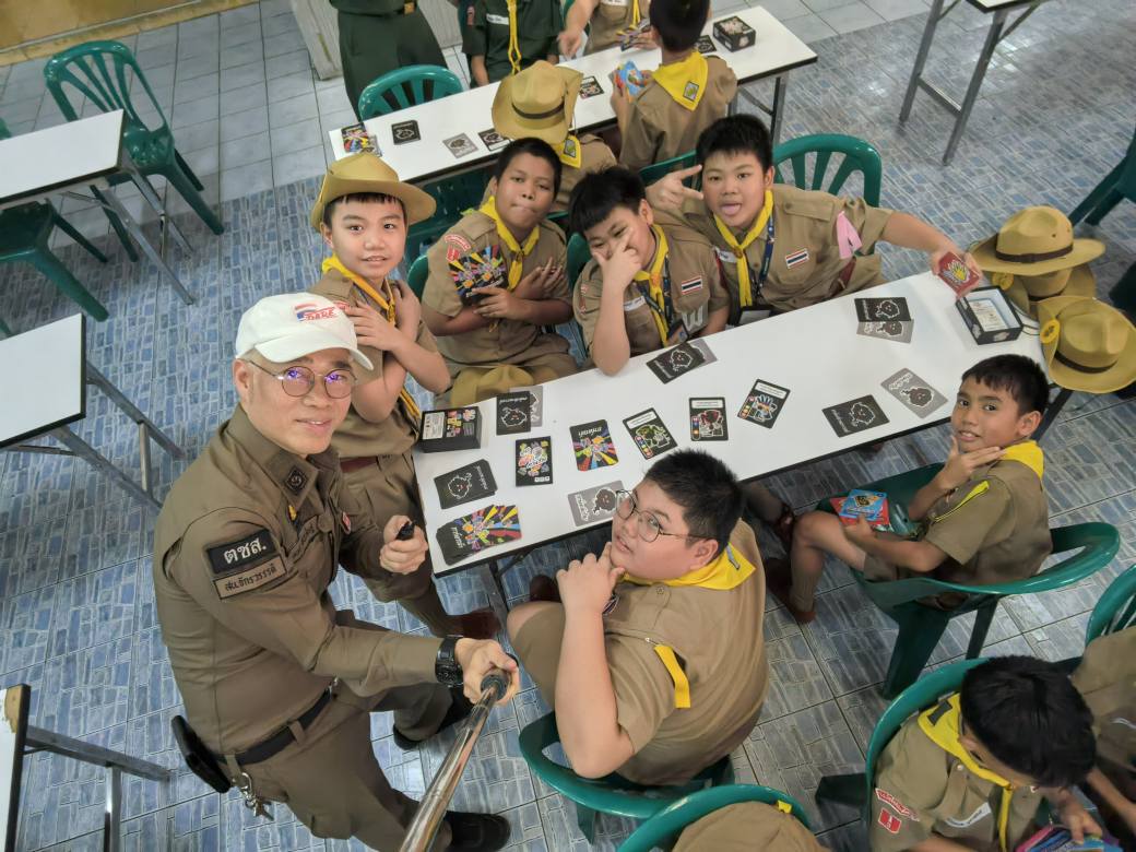 ผกก.สน.จักรวรรดิ ห่วงเยาวชน! ส่งทีม ตชส.-ครูแดร์ ลุยโรงเรียนวัดชัยชนะสงคราม ใช้ "เกมการ์ด" สร้างภูมิคุ้มกันต้านภัยบุหรี่ไฟฟ้า