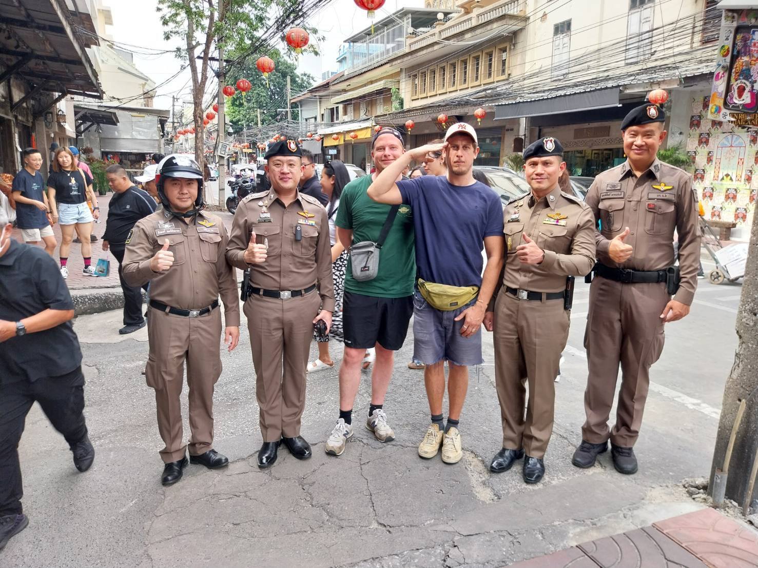 สร้างความเชื่อมั่น! ผกก.สน.จักรวรรดิ นำทีมลุย "ถนนคนเดินทรงวาด" ดูแลนักท่องเที่ยว-อำนวยจราจร