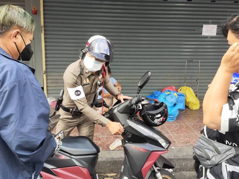 ชุดจิตอาสาเคลื่อนที่เร็ว ช่วยเหลือประชาชนกรณีขอความช่วยเหลือเร่งด่วน เหตุกุญแจรถจักรยานยนต์ หักคาช่องเสียบกุญแจ 