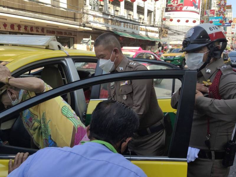 พ.ต.อ.วสันต์ ธวัชชัยวิรุตษ์ ผกก.สน.จักรวรรดิ มีนโยบายให้ ข้าราชการตำรวจ สน.จักรวรรดิ ทุกนายปฏิบัติการช่วยเหลือประชาชนเเพื่อแก้ไขปัญหาความเดือดร้อน อย่างสุภาพ และเรียบร้อย 