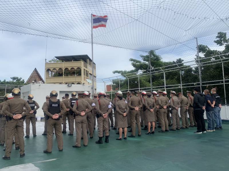 ข้าราชการตำรวจ สน. จักรวรรดิ เคารพธงชาติ และร้องเพลงชาติไทย เนื่องในวันธงชาติไทย เพื่อเป็นการสร้างความภาคภูมิใจของคนในชาติ และน้อมรำลึกในพระมหากรุณาธิคุณ พระบาทสมเด็จพระมงกุฏเกล้าเจ้าอยู่หัว ที่ทรงพระราชทานธงไตรรงค์ เป็นธงชาติไทย