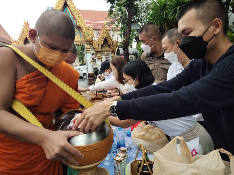 สน.จักรวรรดิ ร่วมงานตักบาตรเทโว และอำนวยความสะดวกปลอดภัยโดยมีประชาชนและหน่วยงานราชการในท้องถิ่นร่วมกิจกรรม ณ วัดจักรวรรดิ