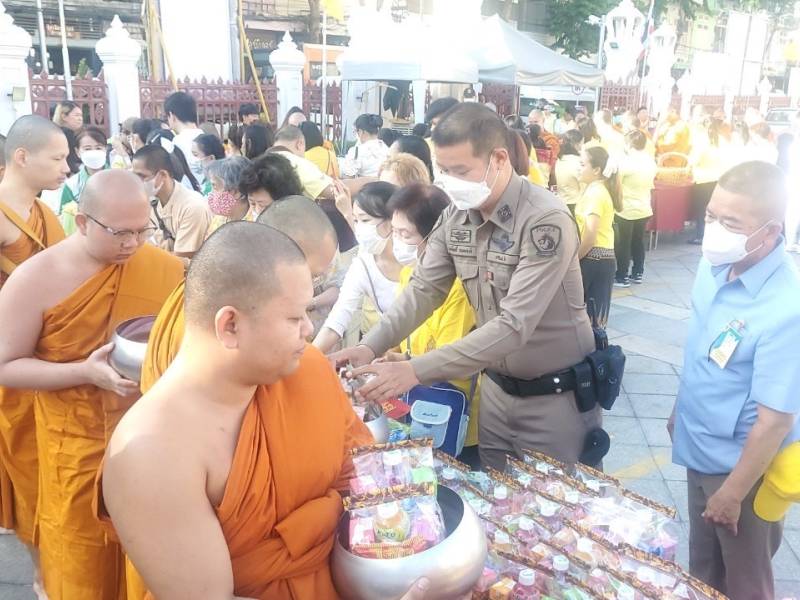 สน.จักรวรรดิ ร่วมทำบุญตักบาตรเนื่องในวันพ่อแห่งชาติ