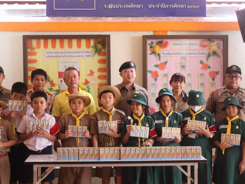 ตรวจเยี่ยมสถานศึกษา มอบนมกล่องแสนอร่อย บำรุงพลัง ให้กับลูกๆ นักเรียนโรงเรียนวัดชัยชนะสงคราม และอบรมให้เป็นเด็กดี ไม่ยุ่งเกี่ยวยาเสพติ