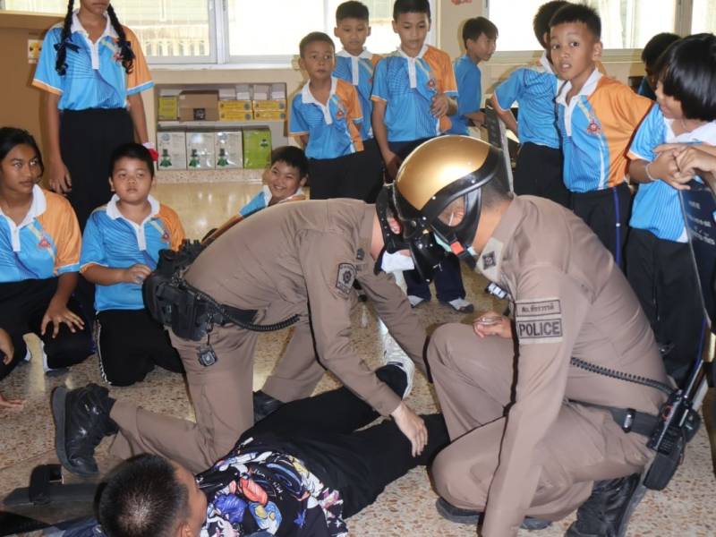ตำรวจ สน.จักรวรรดิ จัดอบรม "หนี ซ่อน เงียบ" รับมือเหตุฉุกเฉินในโรงเรียน