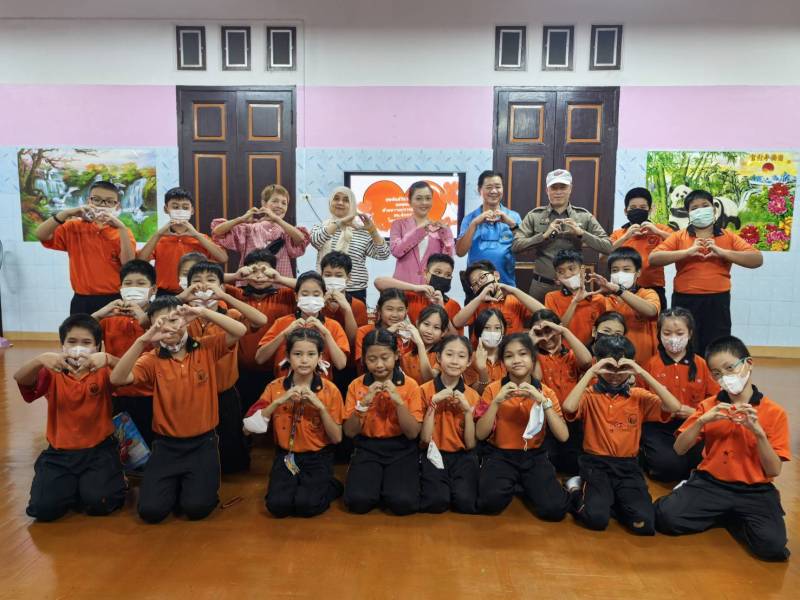 ตำรวจชุมชนสัมพันธ์ ร่วมกับ กต.ตร. มอบความรู้ เสริมทักษะเด็ก เนื่องในวันวาเลนไทน์ ที่โรงเรียนเผยอิง