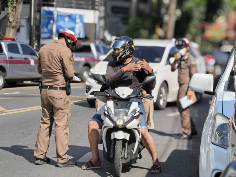 ตำรวจจราจร สน.จักรวรรดิ ตั้งจุดกวดขันวินัยจราจร หน้าธนาคารออมสิน ถนนจักรวรรดิ