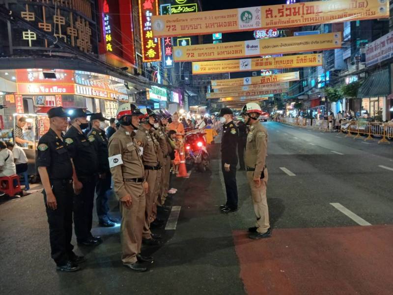 ตำรวจจราจร สน.จักรวรรดิ อำนวยความสะดวกประชาชนและนักท่องเที่ยว บริเวณถนนเยาวราช