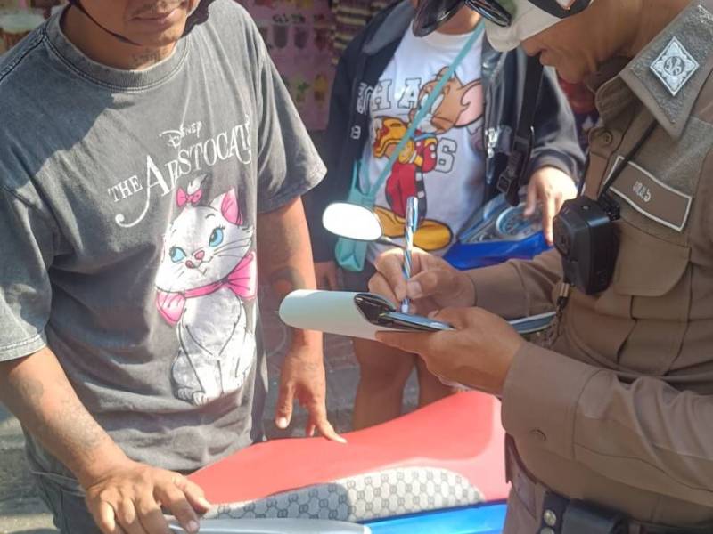ตำรวจจราจร สน.จักรวรรดิ ตั้งจุดกวดขันวินัยจราจร หน้าธนาคารออมสิน ถนนจักรวรรดิ