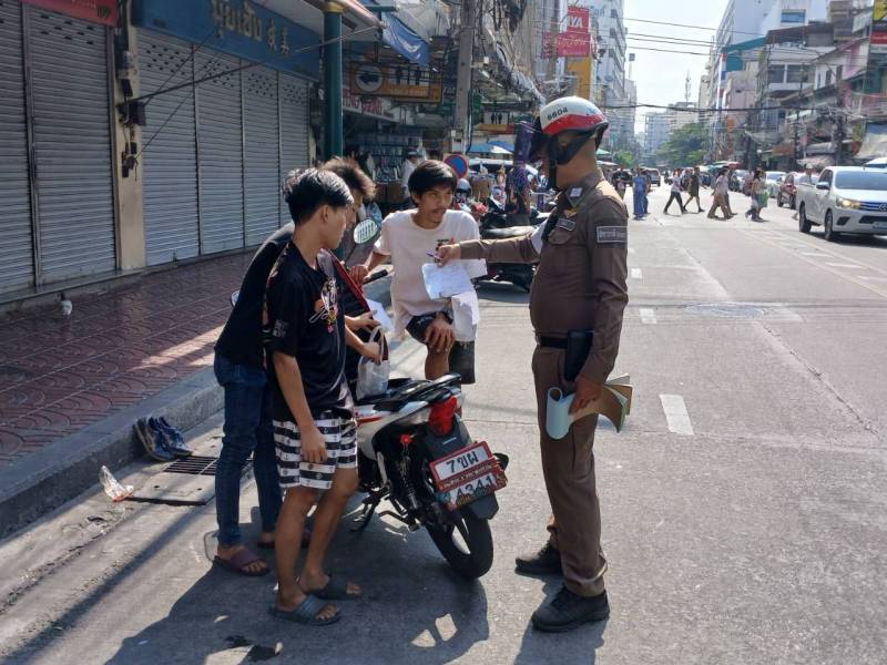 ตำรวจจราจร สน.จักรวรรดิ ตั้งจุดกวดขันวินัยจราจร แยกราชวงศ์ ดูแลความปลอดภัยปีใหม่