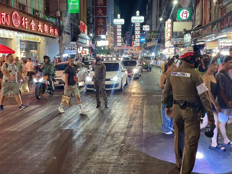 ตำรวจจราจร สน.จักรวรรดิ อำนวยความสะดวกประชาชนและนักท่องเที่ยว บริเวณถนนเยาวราช