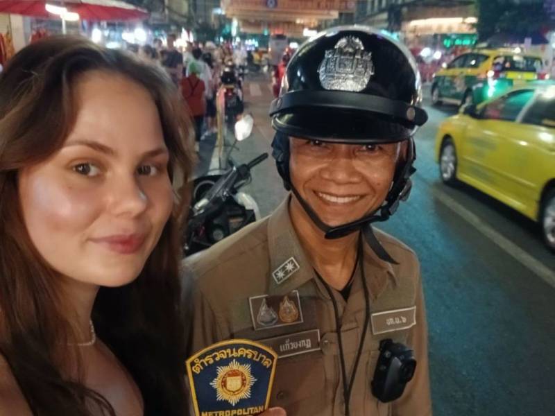 ตำรวจจราจร สน.จักรวรรดิ อำนวยความสะดวกประชาชนและนักท่องเที่ยว บริเวณถนนเยาวราช