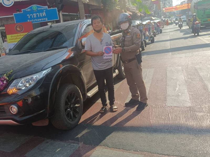 ตำรวจจราจร สน.จักรวรรดิ รณรงค์ความปลอดภัยทางม้าลาย บริเวณแยกราชวงศ์ ถนนเยาวราช