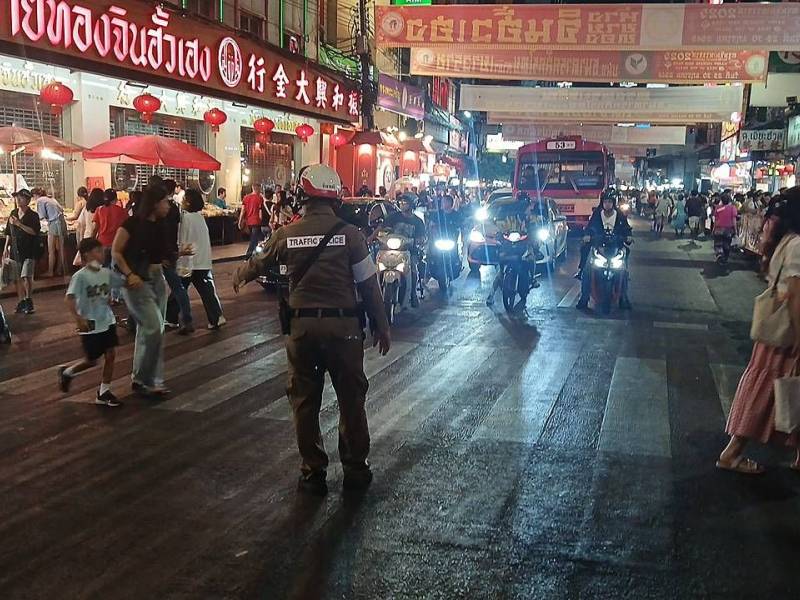 ตำรวจจราจร สน.จักรวรรดิ อำนวยความสะดวกประชาชนและนักท่องเที่ยว บริเวณถนนเยาวราช