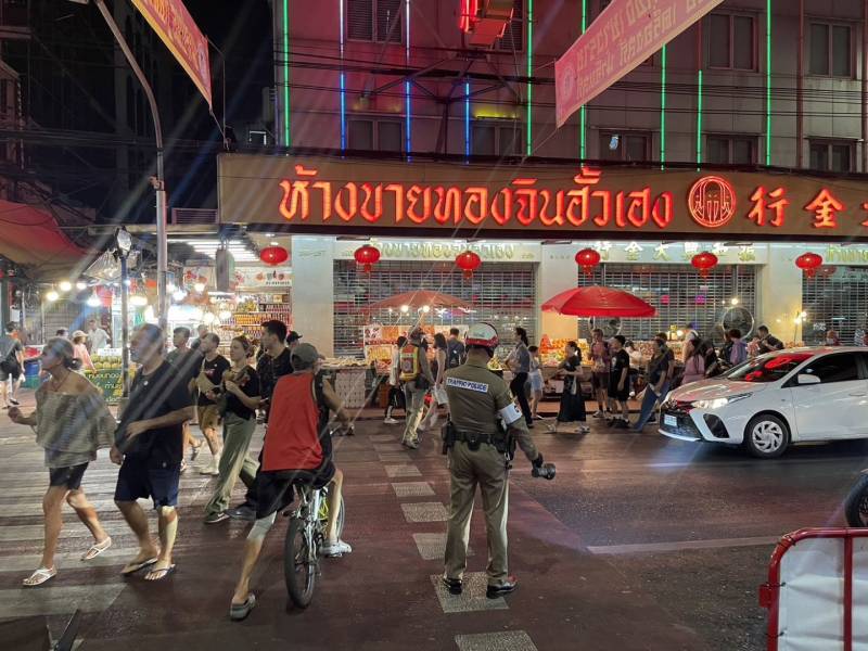 ตำรวจจราจร สน.จักรวรรดิ อำนวยความสะดวกประชาชนและนักท่องเที่ยว บริเวณถนนเยาวราช