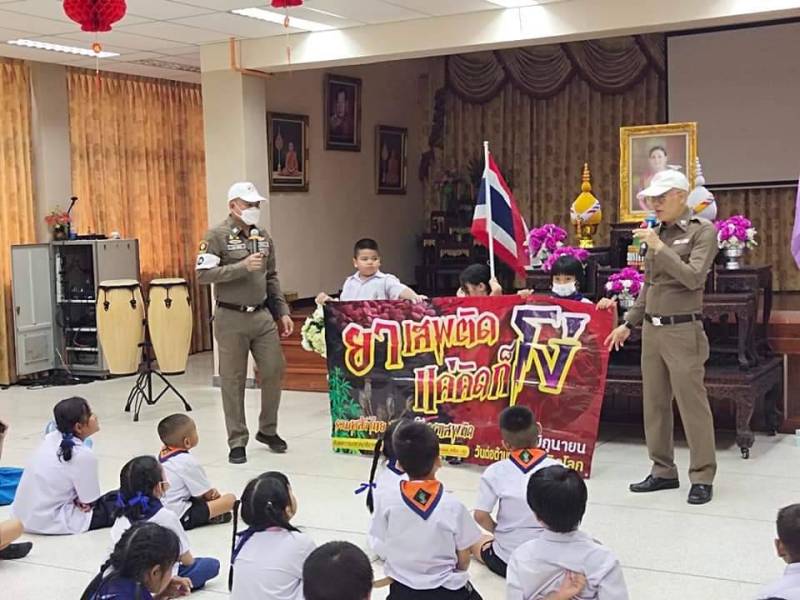 ร.ต.ต.ไสว โพธิ์ศรี รอง สว.จร.สน.จักรวรรดิ นำครูตำรวจ d.a.r.e.เข้าทำการเสริมภูมิคุ้มกันตามภัยยาเสพติด อย่างสนุกสนาน ให้กับนักเรียนโรงเรียนวัดจักรวรรดิ