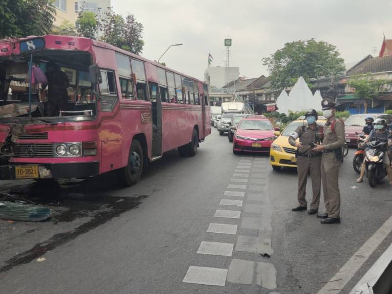 จิตอาสาพระราชทาน หน่วย สน.จักรวรรดิ ดำเนินการ ร่วมกับ เขตสัมพันธวงศ์ ช่วยเหลือ และอำนวยความสะดวกการจราจร กรณีเกิดอุบัติเหตุรถยนต์ และรถโดยสารประจำทางชนกันจำนวน 4 คัน ประชาชนได้รับบาดเจ็บ และมี น้ำมันรั่วไหลบนผิวถนน บริเวณ ช่วงทางขึ้นสะพานพระปกเกล้า 
