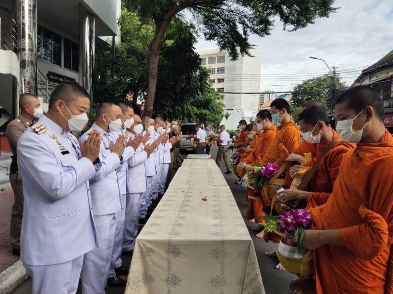 สน.จักรวรดริ ทำบุญตักบาตร เพื่อน้อมรำลึกในพระมหากรุณาธิคุณ เนื่องในวันคล้ายวันพระราชสมภพ พระบาทสมเด็จพระบรมชนกาธิเบศรมหาภูมิพลอดุลยเดชมหาราช บรมนาถบพิตร วันขาติ และวันพ่อแห่งชาติ 5 ธันวาคม