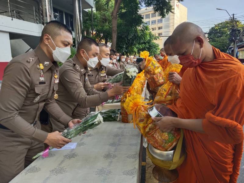 ข้าราชการตำรวจ สน.จักรวรรดิ ร่วมทำบุญตักบาตรถวายเป็นพระราชกุศล พระบาทสมเด็จพระบรมชนกาธิเบศร มหาภูมิพลอดุลยเดชมหาราช บรมนาถบพิตร เนื่องในวันคล้ายวันสวรรคต 13 ตุลาคม 2565