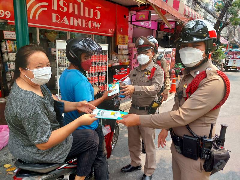 จร.สน.จักรวรรดิ 9 นาย ตั้งจุด ว.43 กวดขันวินัยจราจรในช่วงเทศกาลสำคัญ (สงกรานต์) ตั้งแต่วันที่ 11-17 เม.ย.65 บริเวณแยกราชวงศ์ ถนนราชวงศ์ ตั้งแต่ เวลา 13.00- 15.00 น.