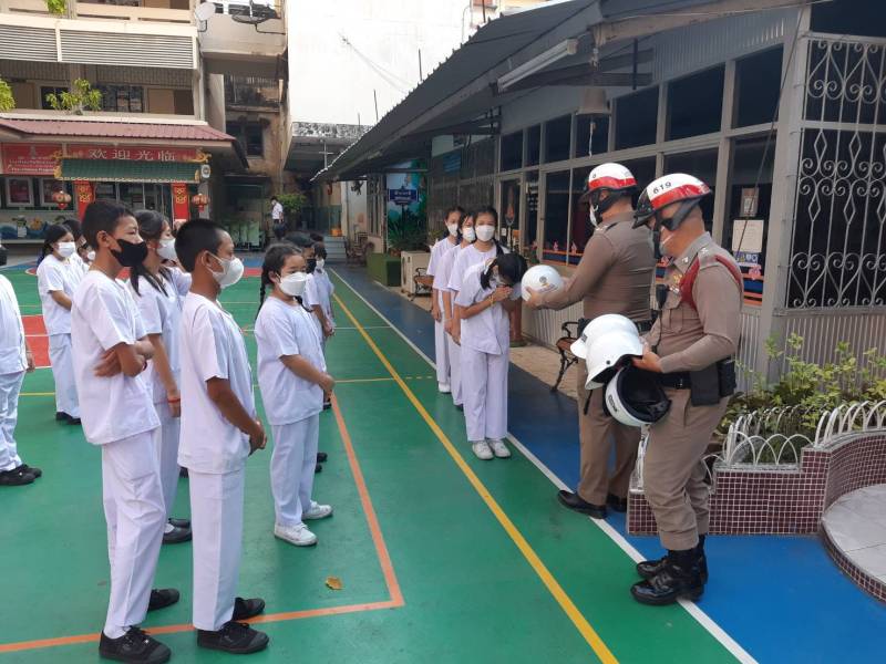 โครงการ ครู 5 นาที ให้ความรู้ คำแนะนำกฎหมายจราจรเบื้องต้นแก่เด็กนักเรียน