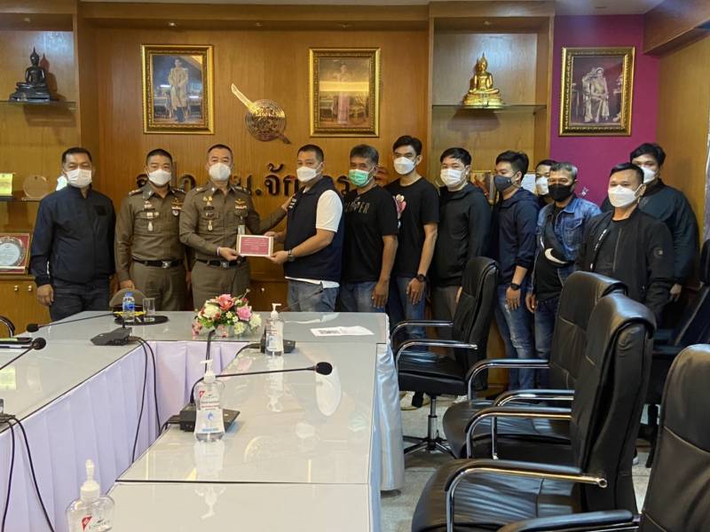 พล.ต.ต.โชคชัย งามวงศ์ รอง ผบช.น. (น.7) มอบเงินรางวัลเพื่อเป็นขวัญและกำลังใจแก่เจ้าหน้าที่ฝ่ายสืบสวนฯ ในการจับกุมยาเสพติด (ยาบ้า) ได้ จำนวน 6,000 เม็ด