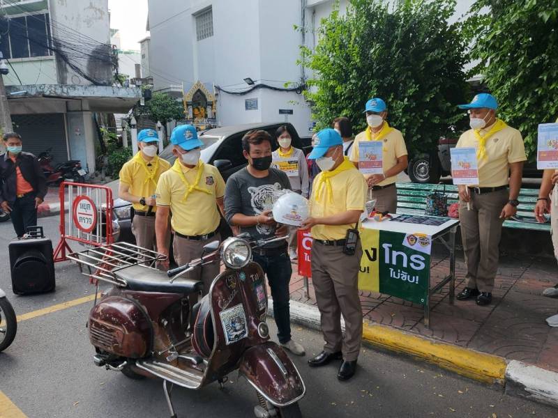 สน.จักรวรรดิ ดำเนินการ สร้างความปลอดภัยช่วงก่อนเทศกาลกาลปีใหม่ 2556 สร้างจิตสำนึกวินัยจราจรให้ผู้ขับขี่รถ