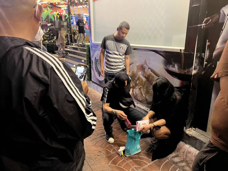 จับ ยาเสพติดให้โทษประเภทที่ 1 (ยาไอซ์) น้ำหนักรวมถุงประมาณ 1.13 กรัม