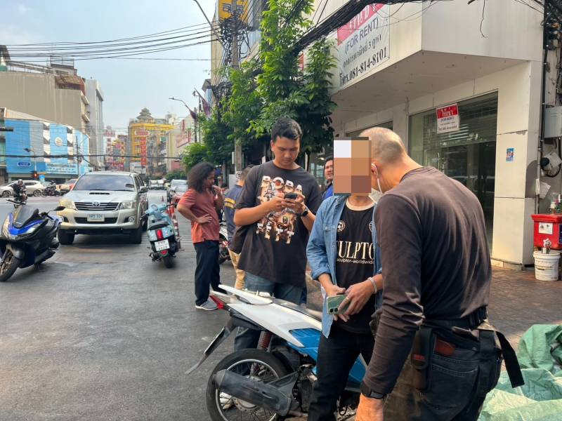 ปิดล้อมตรวจค้นตรอกสิบเบี้ย รวบชายวัย 23 ปี มั่วสุมเสพยาบ้า ส่งยืนยันผล รพ.กลาง