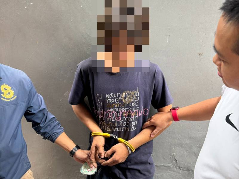 รวบ "ฟอย พระประแดง" คาริมคลองโอ่งอ่าง หลังท่าทางมีพิรุธ ตรวจค้นพบยาบ้าซุกกระเป๋ากางเกง