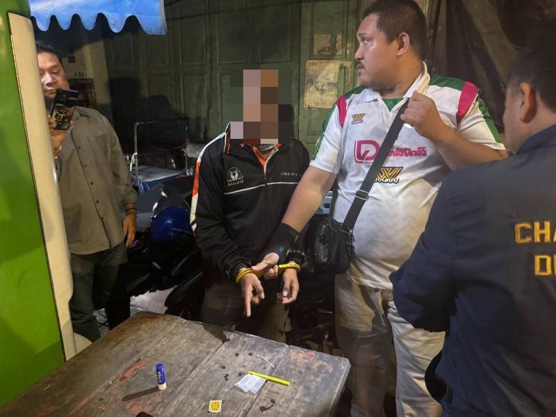 รวบหนุ่มวัย 25 ปี คาทางเข้าชุมชนสะพานหัน ตรวจค้นพบ "คีตามีน" 3 ถุง ซุกกระเป๋ากางเกง