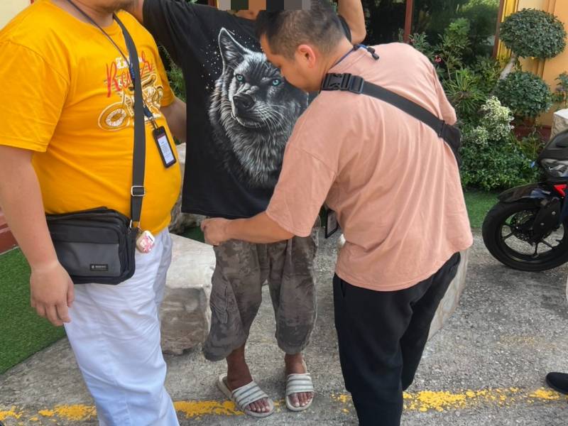 รวบชายต้องสงสัยกลางลานจอดรถวัดชัยชนะสงคราม ยอมรับสารภาพเพิ่งเสพยาบ้าก่อนถูกจับกุม