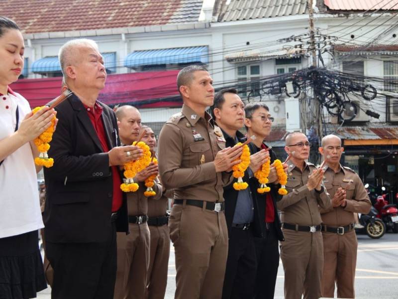 สน.จักรวรรดิ จัดงานวันสถาปนาครบรอบ 136 ปี! ผกก.วัชรวีร์ จับมือ ประธาน กต.ตร. นำตำรวจ-ครอบครัว ทำบุญใหญ่ เสริมสิริมงคลองค์กร