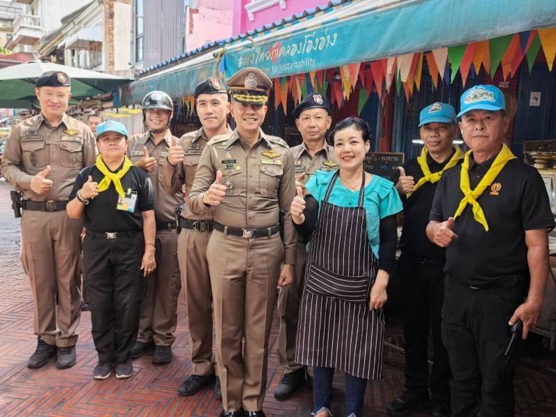 "ผู้การ 6" นำทัพ ตร.จักรวรรดิ-พระราชวัง ลุยเดินเท้าพบผู้นำชุมชนโอ่งอ่าง-สะพานหัน สืบสภาพพื้นที่ยกระดับความปลอดภัย
