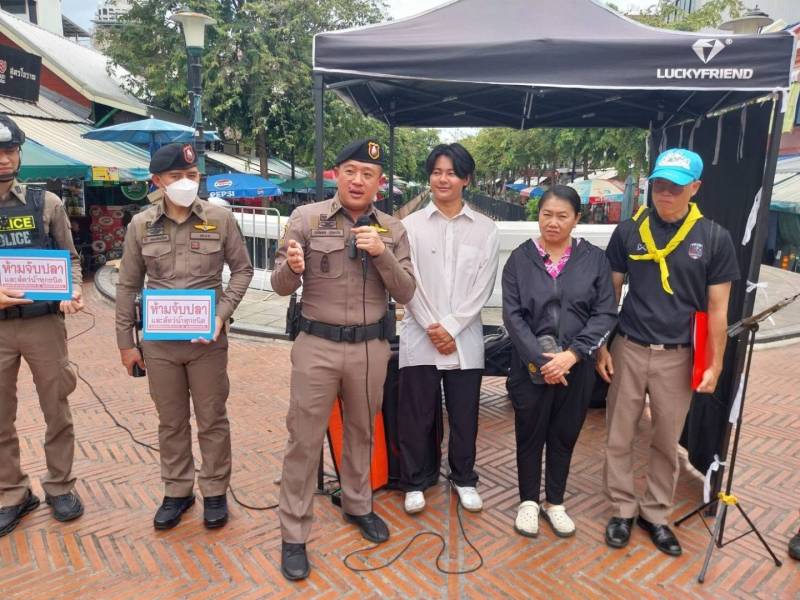 สน.จักรวรรดิ ลุยเชิงรุก "ชุมชนริมคลองโอ่งอ่าง" เช็กกล้อง CCTV-ติดสติ๊กเกอร์แจ้งเหตุ พร้อมรณรงค์รักษาสิ่งแวดล้อม