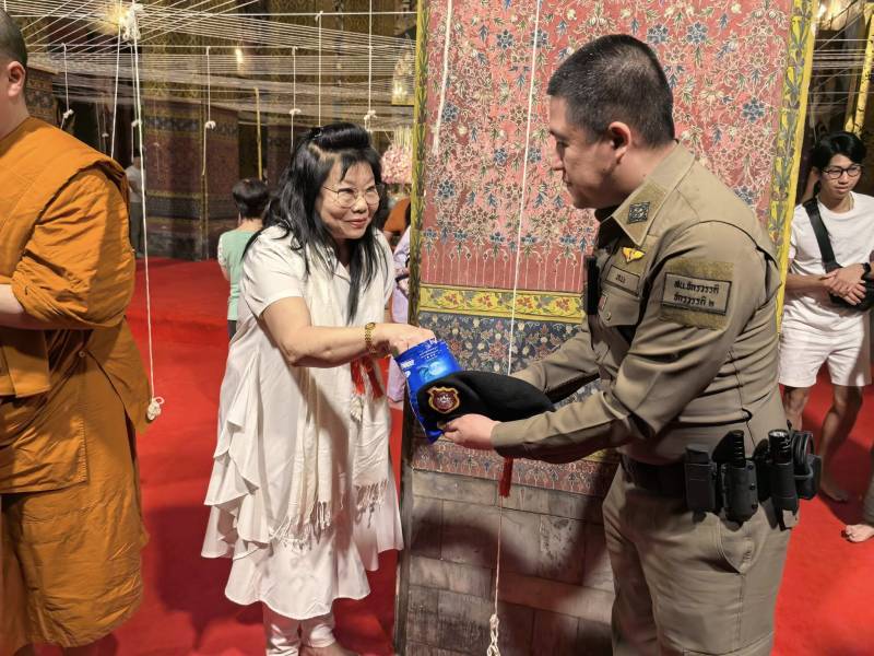 เสริมสิริมงคลรับปีใหม่! รอง ผกก.ป. นำทีม ตชส. ร่วม "สวดมนต์ข้ามปี" ใกล้ชิดประชาชน ณ วัดจักรวรรดิฯ