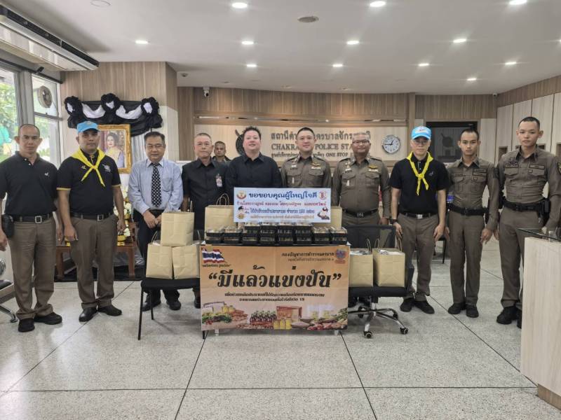 ธารน้ำใจ! ที่ปรึกษา กต.ตร.สน.จักรวรรดิ มอบข้าวปลาซาบะ-ไอศกรีม ปันสุขตำรวจและนักเรียนวัดชัยชนะสงคราม