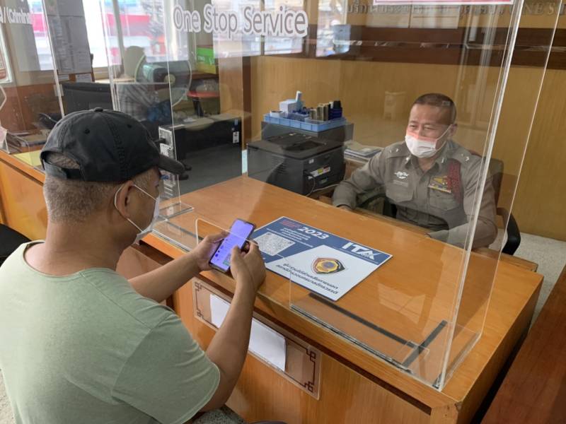 เจ้าหน้าที่เปรียบเที่ยบปรับ แนะนำ ผู้มาติดต่อขอรับบริการ  โดยแนะนำให้ผู้รับบริการร่วมทำแบบประเมิน EIT ของสถานีตำรวจนครบาลจักรวรรดิ (2)