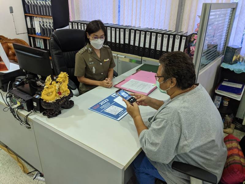 เจ้าหน้าที่ธุรการ ประชาสัมนพันธ์ ผู้มาติดต่อขอรับบริการ  โดยแนะนำให้ผู้รับบริการร่วมทำแบบประเมิน EIT ของสถานีตำรวจนครบาลจักรวรรดิ